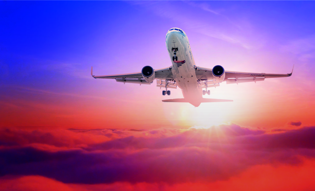 Avión carguero aterrizando al atardecer